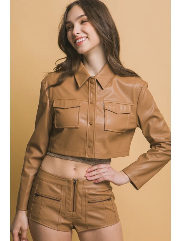 Chamarra Crop de Cuero Vegano Camel con Botones para Mujer