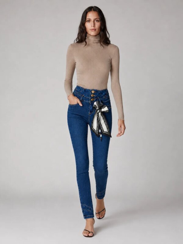 Pantalón Colombiano Fit de Mezclilla Azul Oscuro con Botones Dorados para Mujer