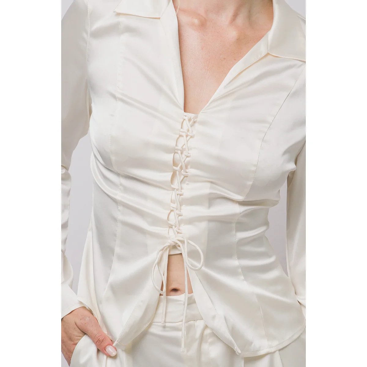 Blusa Satinada con Cordones Cruzados al Frente Estilo Elegante para Mujer