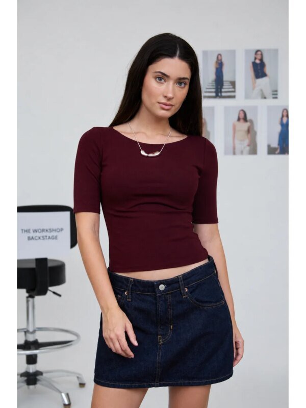 Blusa Crop de Manga Corta en Burdeos Ajustada para Mujer