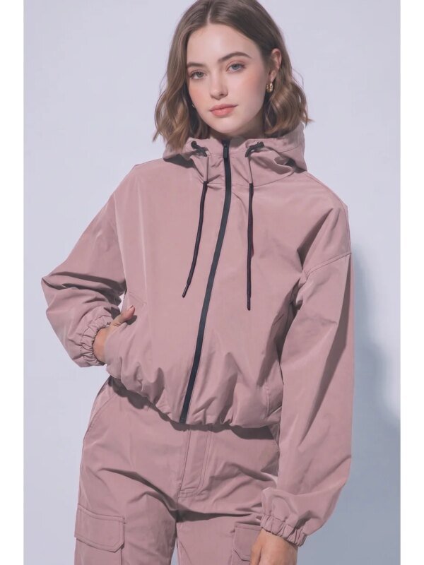 Chamarra con Capucha Estilo Deportivo en Rosa para Mujer