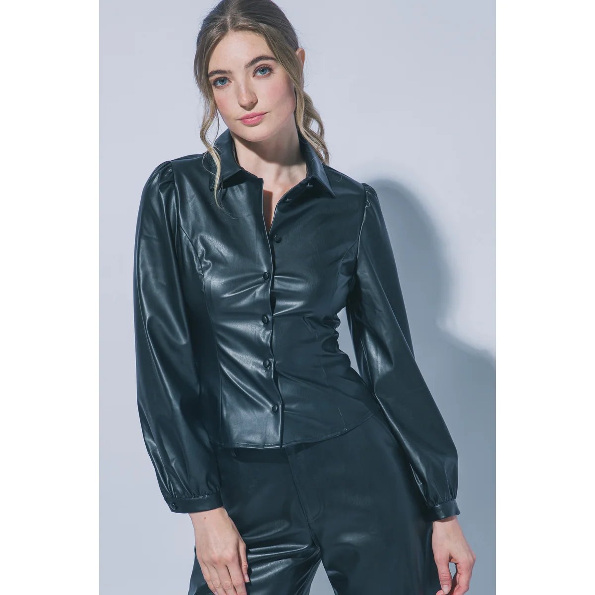Chamarra Camisa de Cuero Vegano Vino con Corte Ceñido para Mujer - vista 3