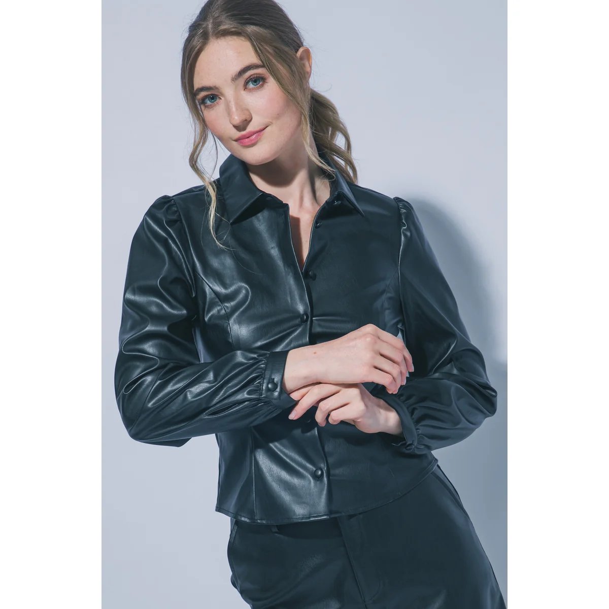 Chamarra Camisa de Cuero Vegano Vino con Corte Ceñido para Mujer - vista 8