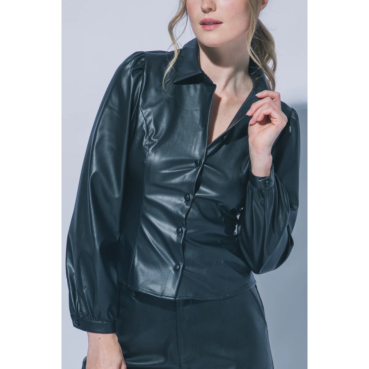 Chamarra Camisa de Cuero Vegano Vino con Corte Ceñido para Mujer - vista 9