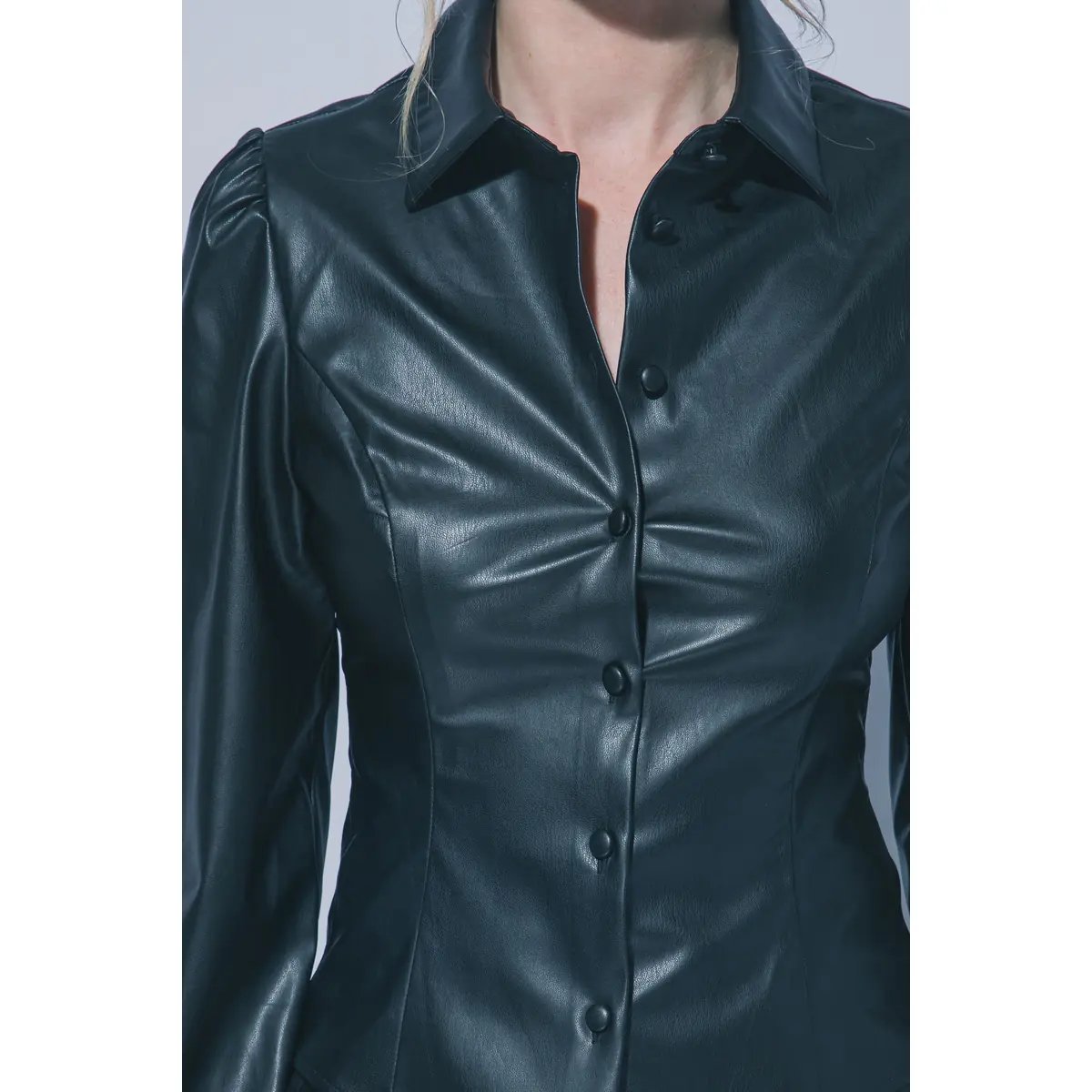 Chamarra Camisa de Cuero Vegano Vino con Corte Ceñido para Mujer - vista 10