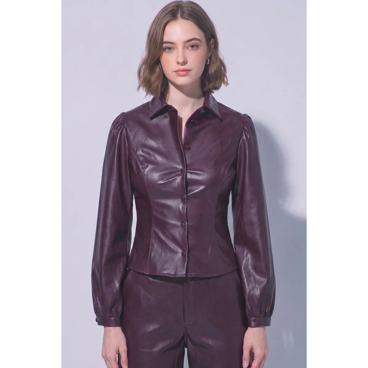 Chamarra Camisa de Cuero Vegano Vino con Corte Ceñido para Mujer - vista 17