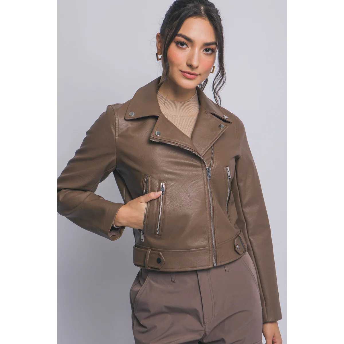 Chamarra Biker de Cuero Vegano con Cierre Asimétrico para Mujer - vista 11