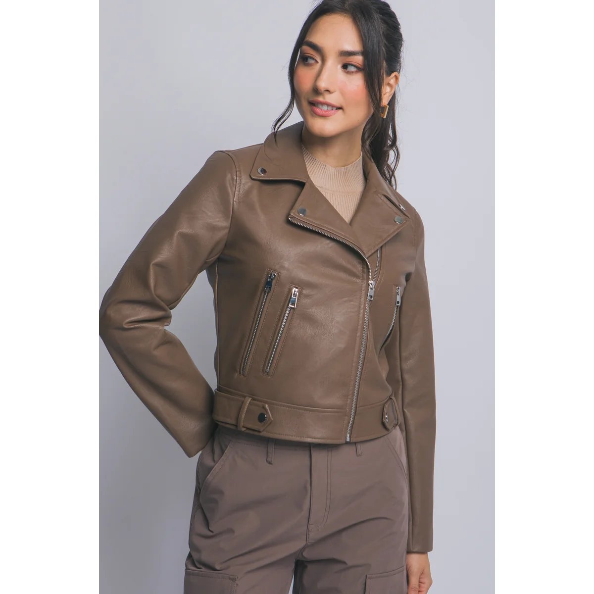 Chamarra Biker de Cuero Vegano con Cierre Asimétrico para Mujer - vista 16