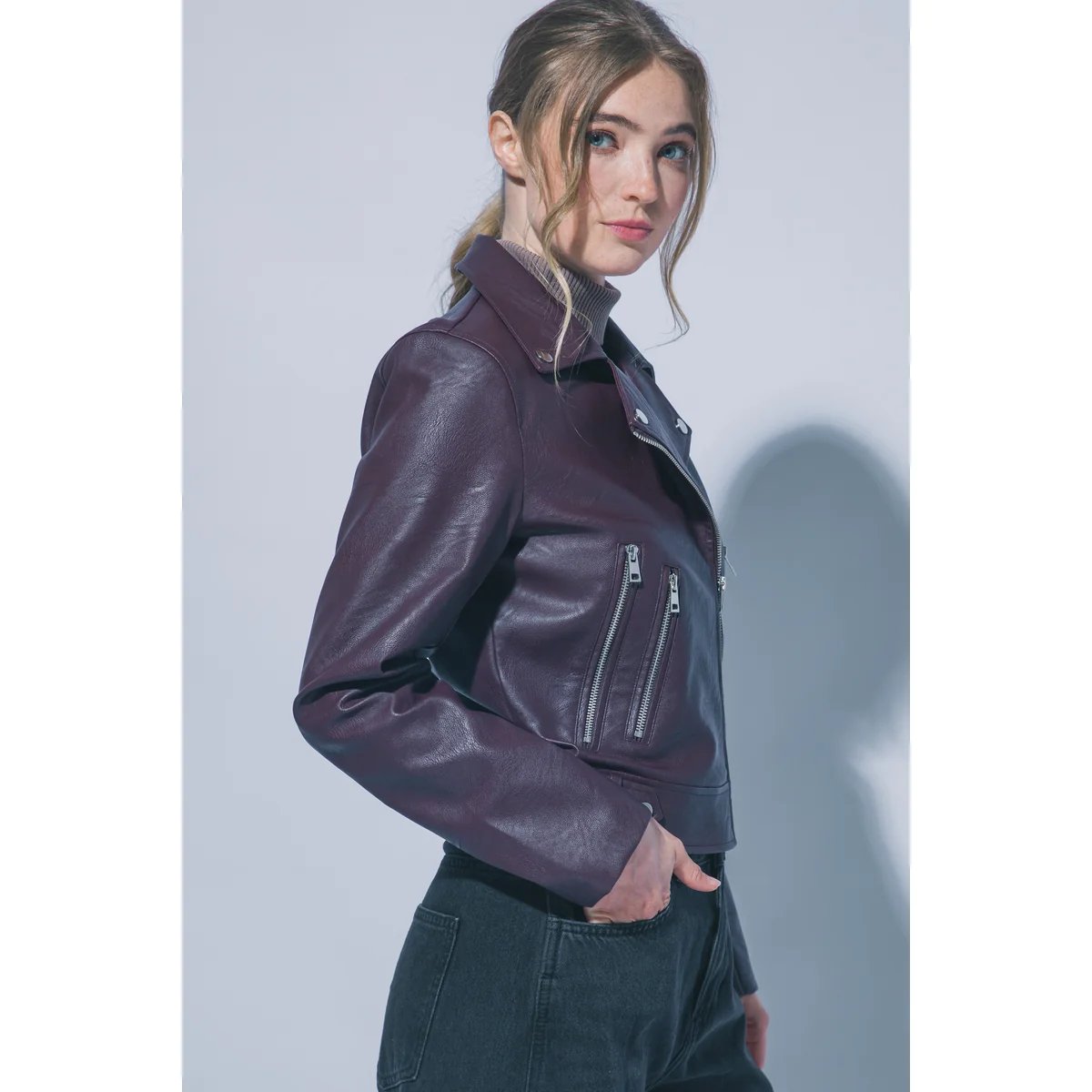 Chamarra Biker de Cuero Vegano con Cierre Asimétrico para Mujer - vista 32
