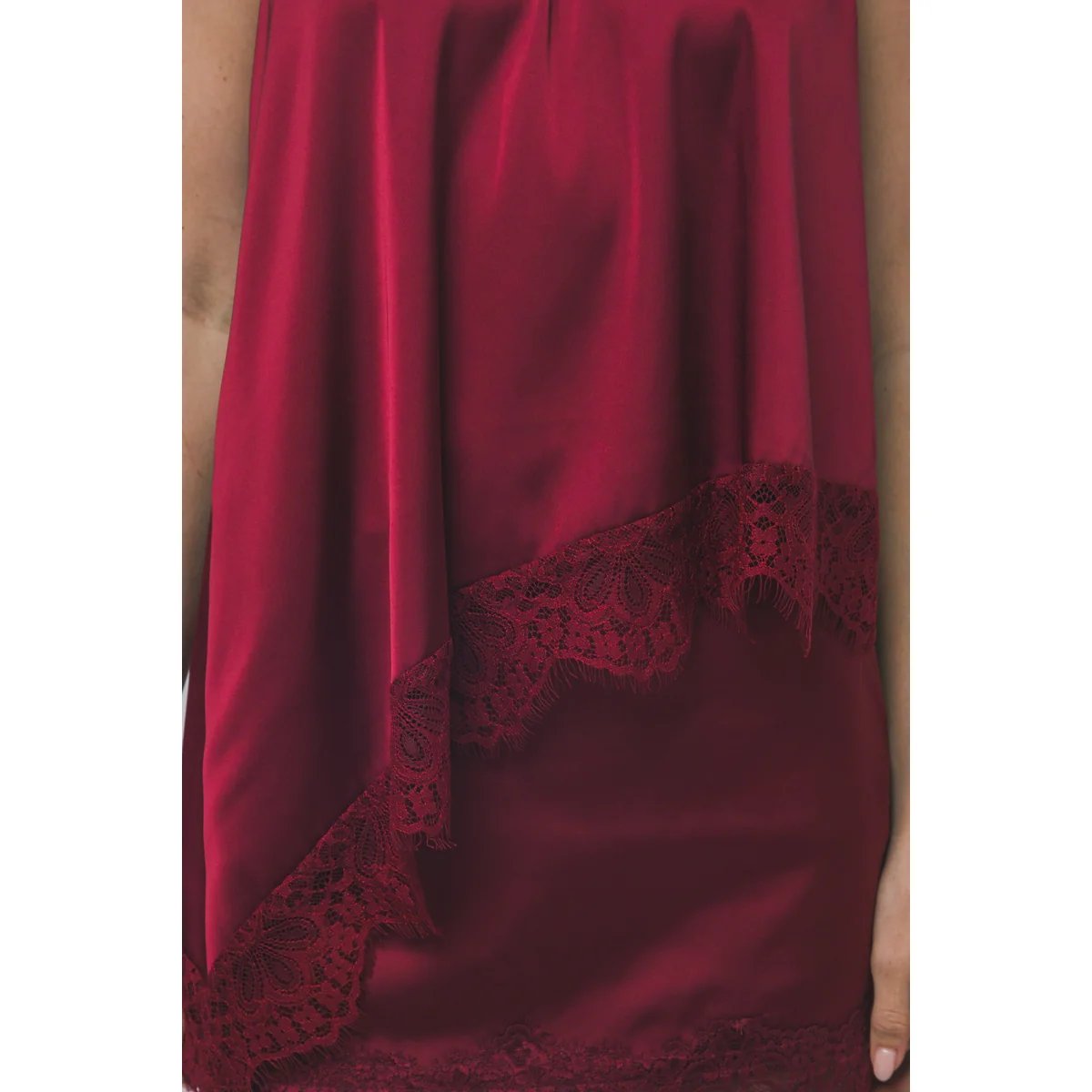 Blusa Satinada con Encaje Floral Bordado en Rojo Vino para Mujer - vista 2