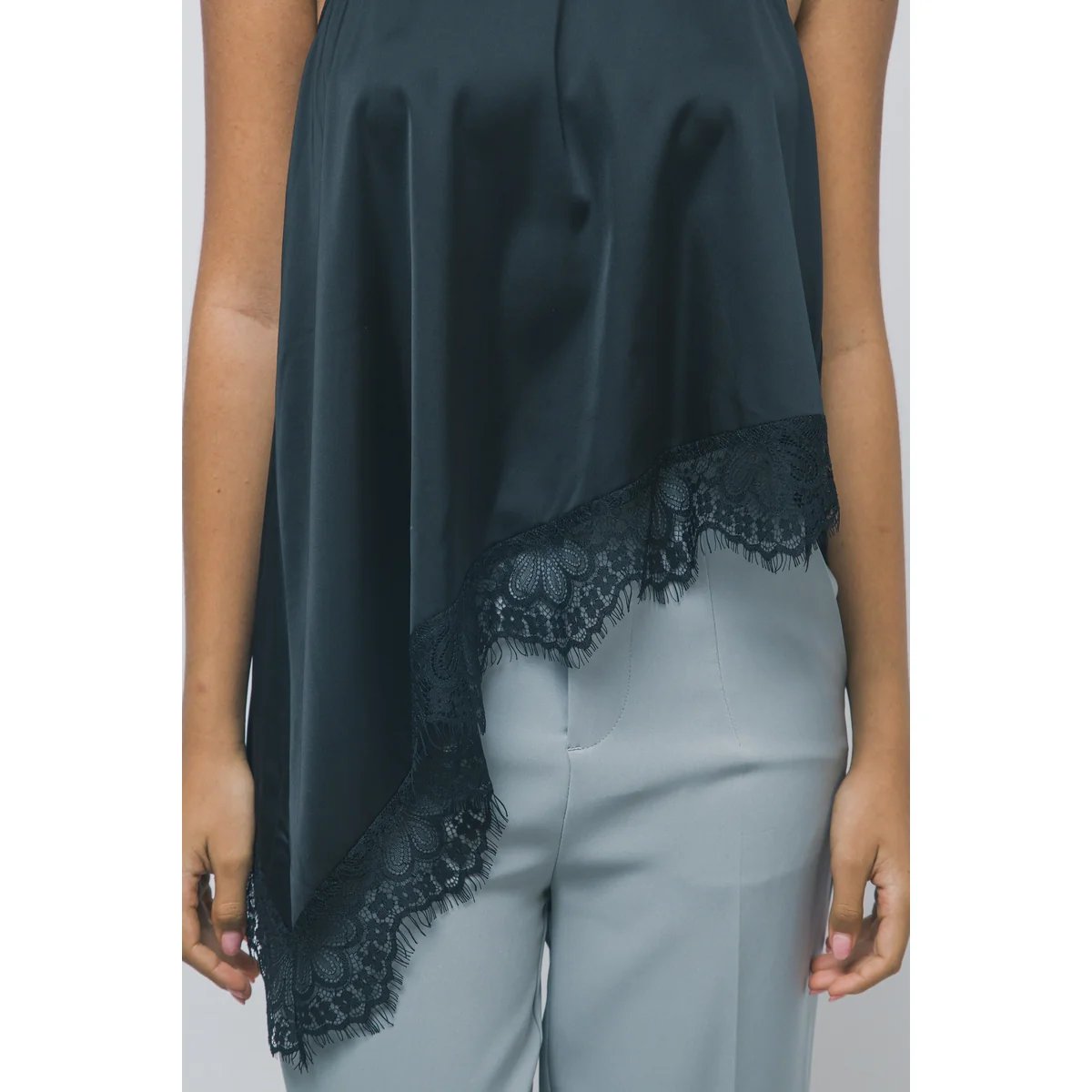 Blusa Satinada con Encaje Floral Bordado en Rojo Vino para Mujer - vista 10