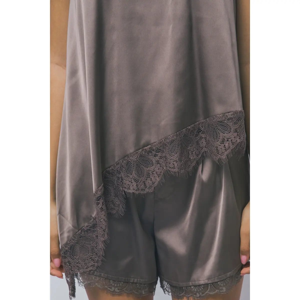 Blusa Satinada con Encaje Floral Bordado en Rojo Vino para Mujer - vista 35