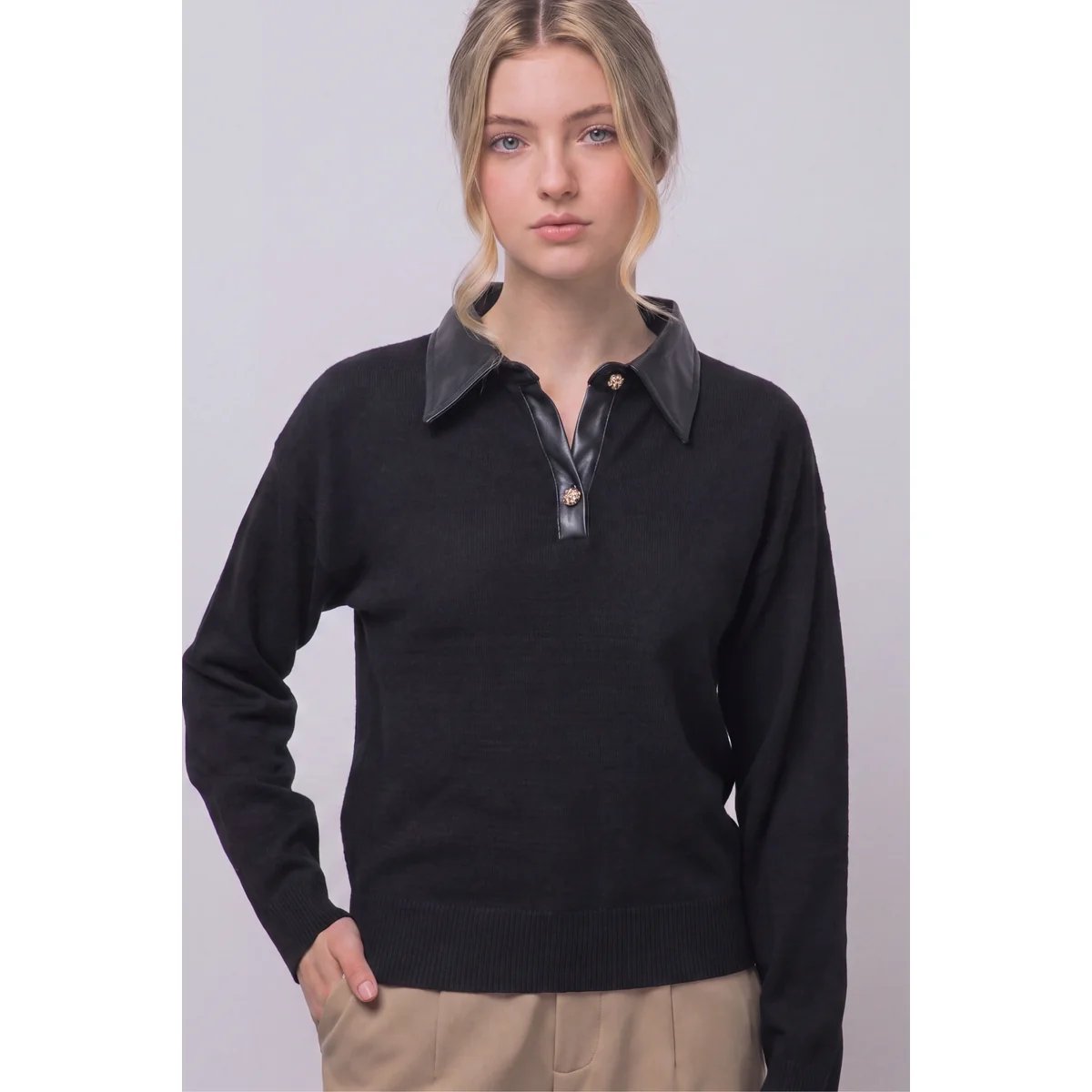 Suéter Polo Borgoña con Cuello de Piel Sintética y Botones Dorados para Mujer - vista 3