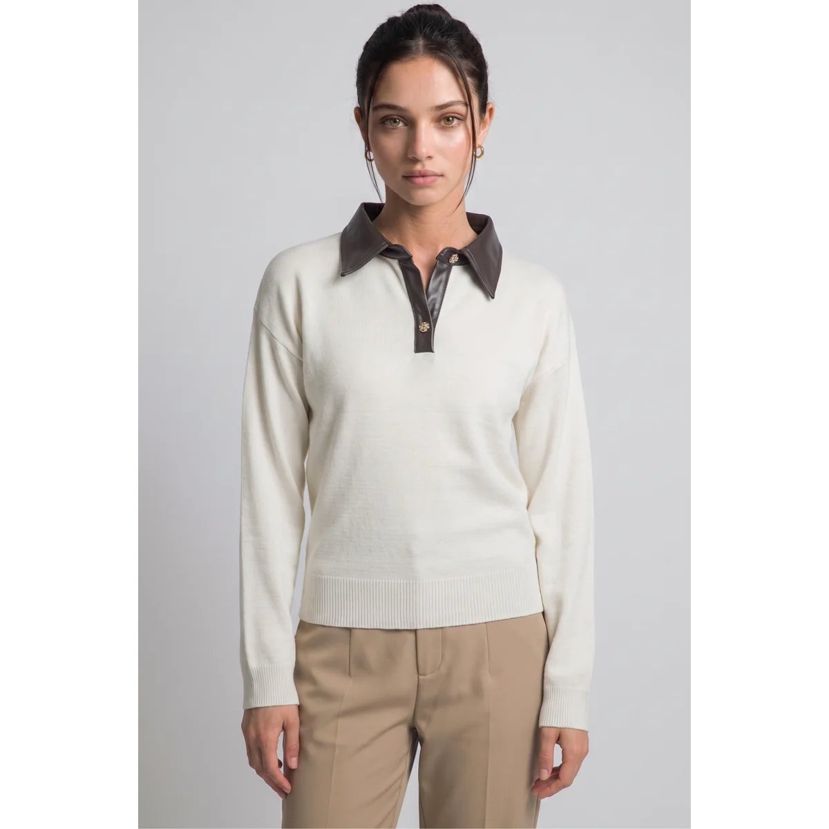 Suéter Polo Borgoña con Cuello de Piel Sintética y Botones Dorados para Mujer - vista 4