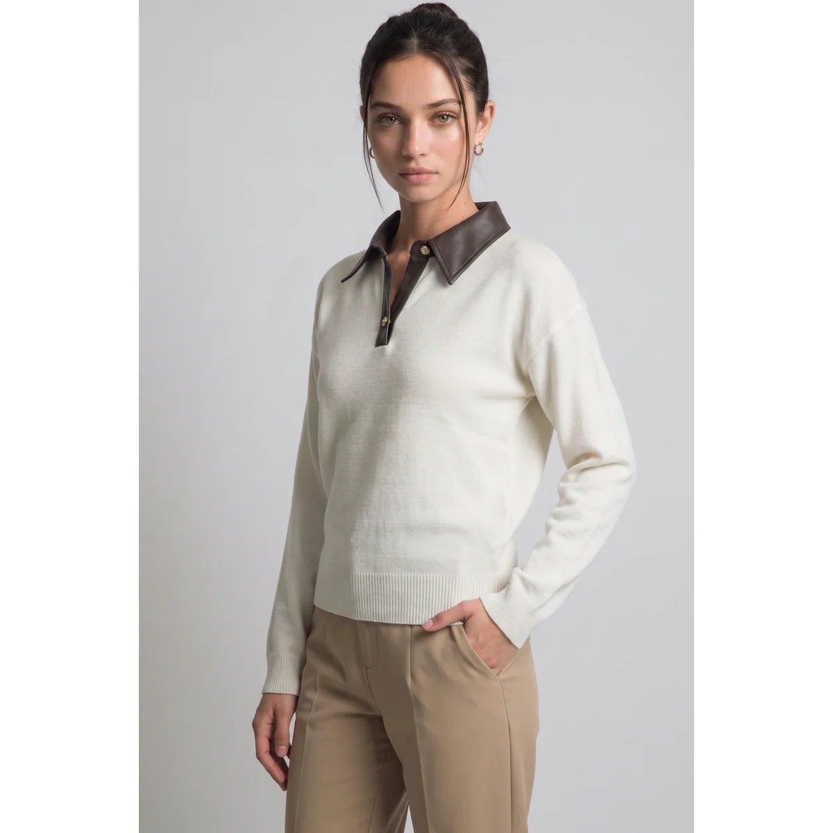 Suéter Polo Borgoña con Cuello de Piel Sintética y Botones Dorados para Mujer - vista 5