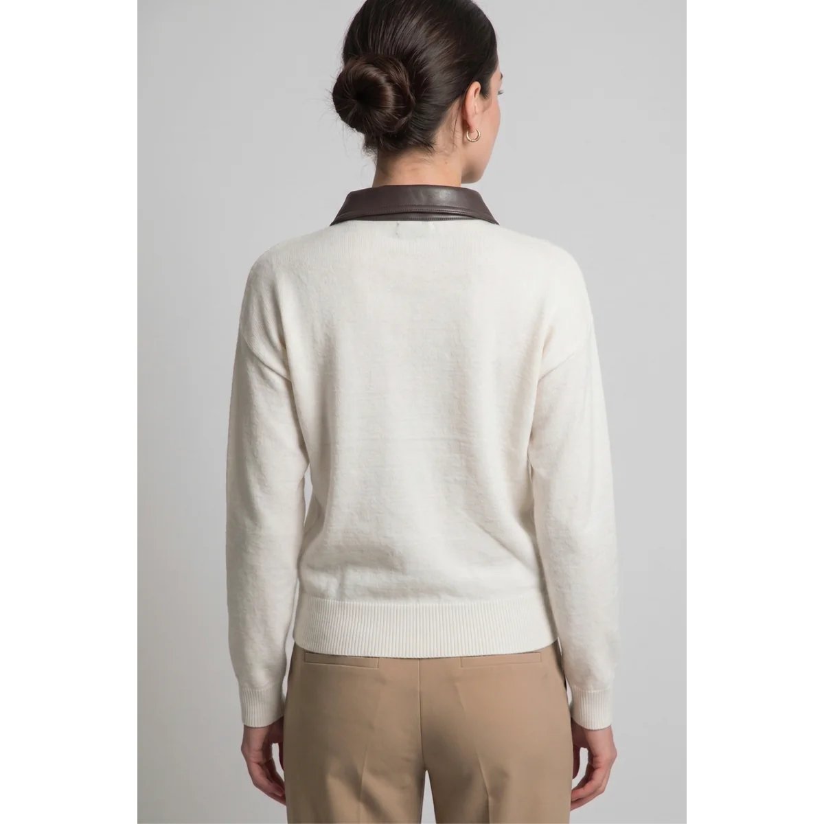 Suéter Polo Borgoña con Cuello de Piel Sintética y Botones Dorados para Mujer - vista 6