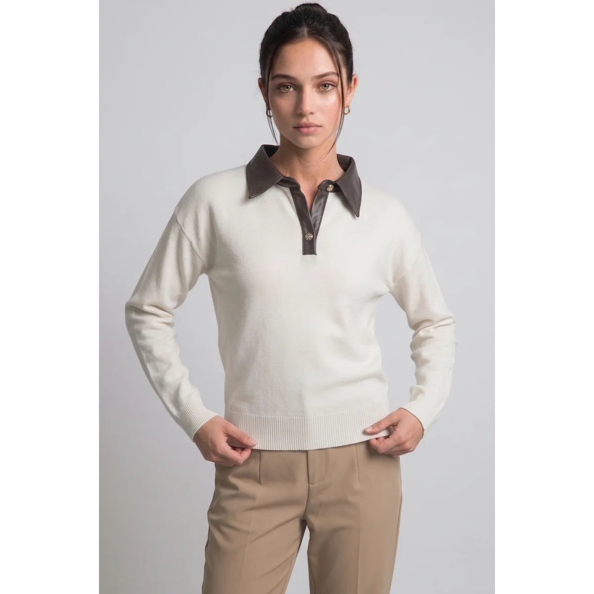 Suéter Polo Borgoña con Cuello de Piel Sintética y Botones Dorados para Mujer - vista 7