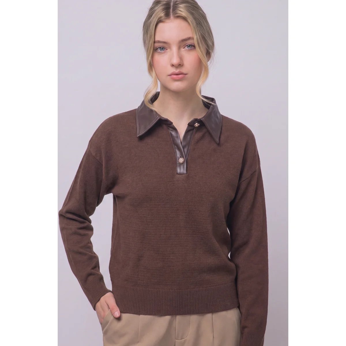 Suéter Polo Borgoña con Cuello de Piel Sintética y Botones Dorados para Mujer - vista 8