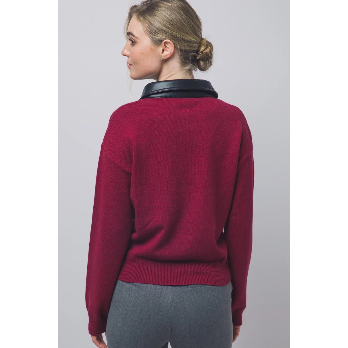 Suéter Polo Borgoña con Cuello de Piel Sintética y Botones Dorados para Mujer - vista 11
