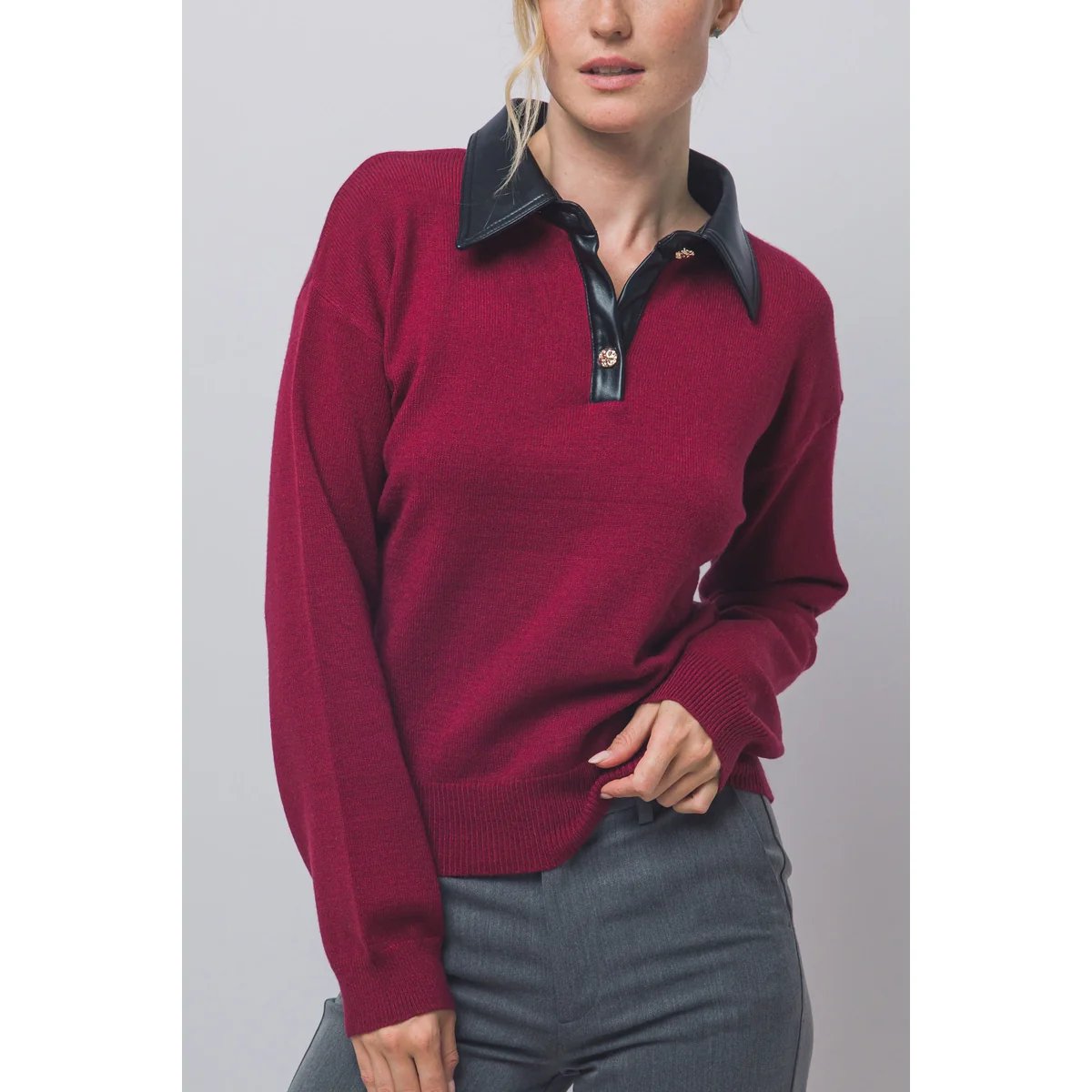 Suéter Polo Borgoña con Cuello de Piel Sintética y Botones Dorados para Mujer - vista 15
