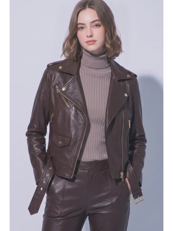Chamarra Biker de Piel Cafe con Herrajes Dorados para Mujer