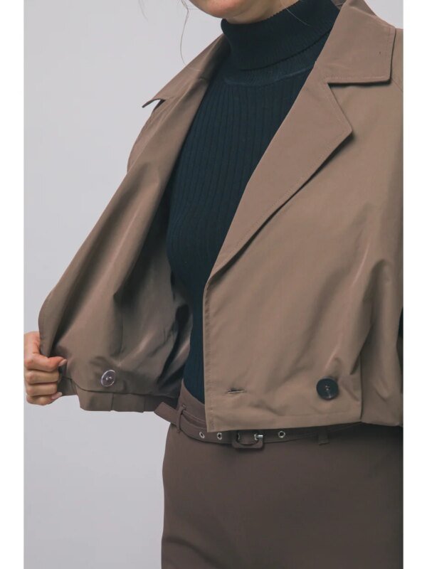 Chamarra Tipo Trench Cropped Camel Elegante para Mujer