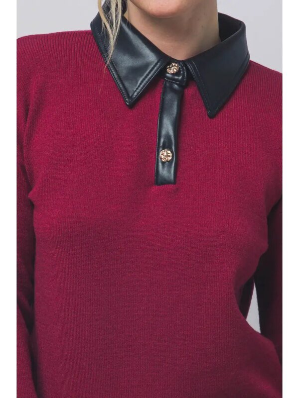 Suéter Polo Borgoña con Cuello de Piel Sintética y Botones Dorados para Mujer