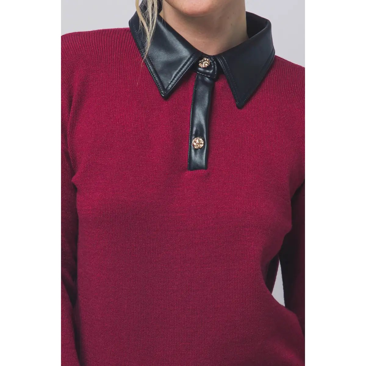 Suéter Polo Borgoña con Cuello de Piel Sintética y Botones Dorados para Mujer
